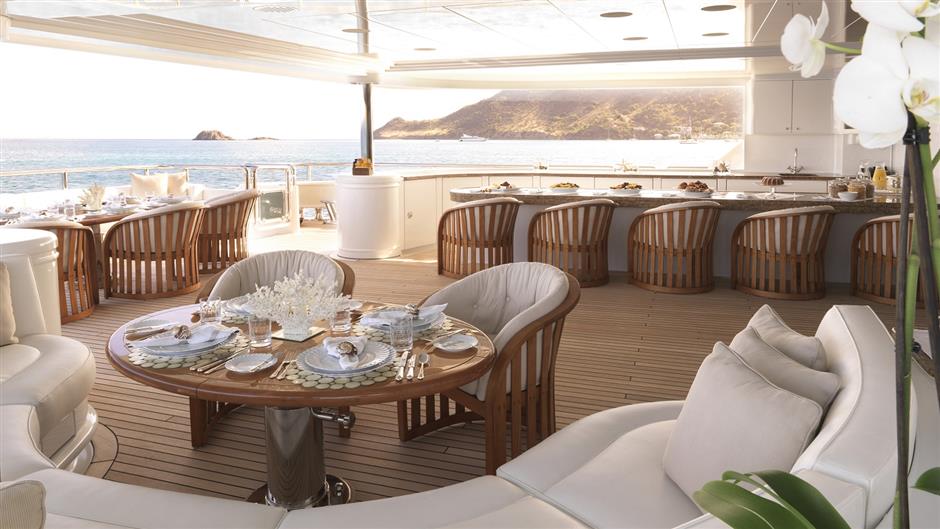 billionaire darwin deasons impeccable apogee superyacht on the market for 25m7 - | Coast Swimming