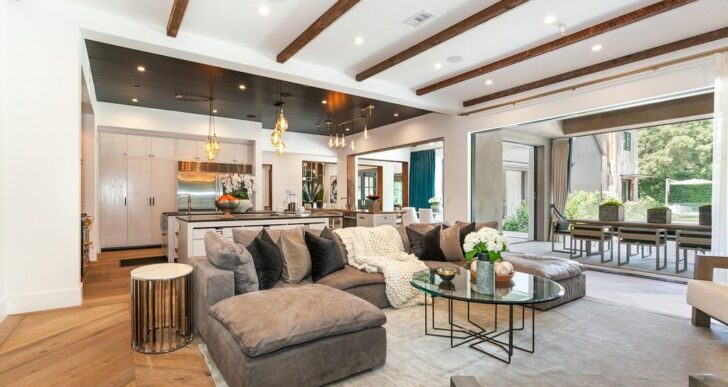 Kelly Clarkson Completes Sale of Encino Home for Below-Purchase $8.2M
