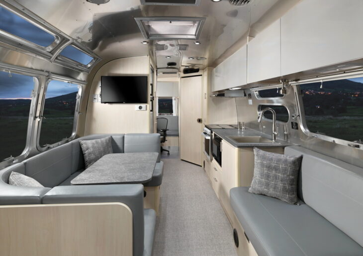 Airstream ‘Flying Cloud 30FB Office’ Features Workspace